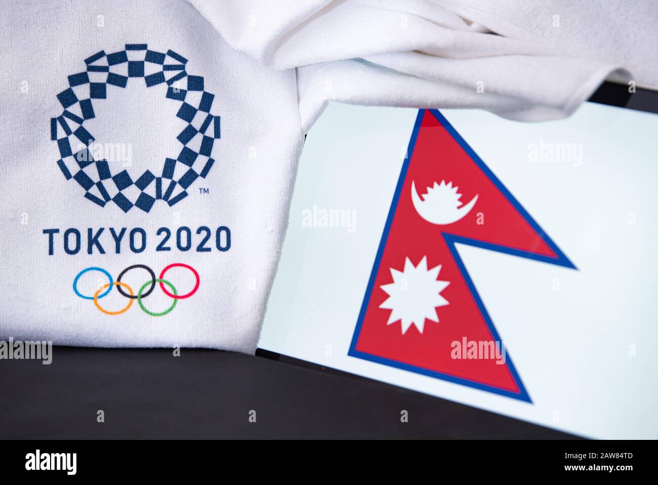 TOKIO, JAPAN, FEBRUAR. 8. 2020: Nepal beim olympischen Sommerspiel in Tokio 2020, Nationalflaggen, schwarzer Hintergrund Stockfoto