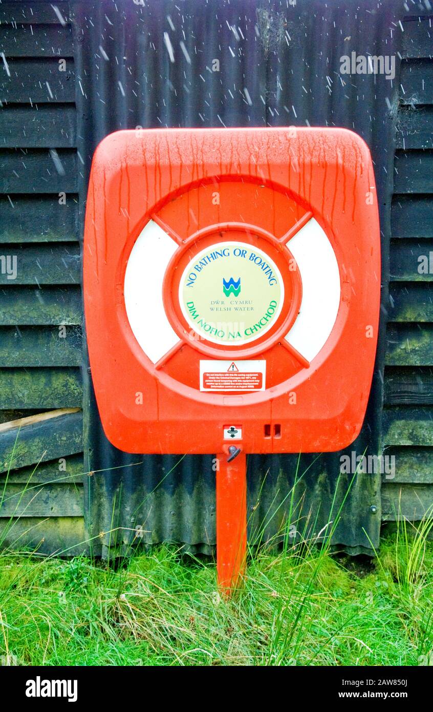 Auf einem Rettungsring in Penbont, Elan Valley, Powys, Wales befindet sich kein Schild für Baden oder Bootfahren. Stockfoto