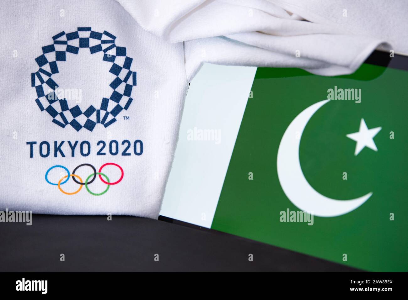 TOKIO, JAPAN, FEBRUAR. 8. 2020: Pakistan beim olympischen Sommerspiel in Tokio 2020, Nationalflaggen, schwarzer Hintergrund Stockfoto