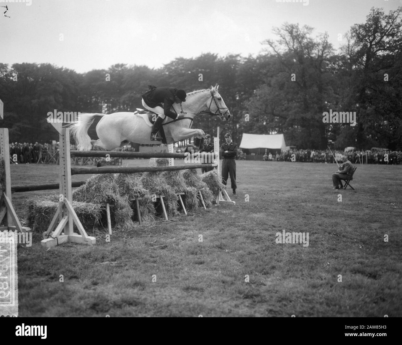 National Concours Hippique Bennekom, P. Kouwenberg on Anisocratio Datum: 27. Mai 1965 Ort: Bennekom Stichwörter: Wettbewerbe Personenname: S. Kouwenberg Stockfoto