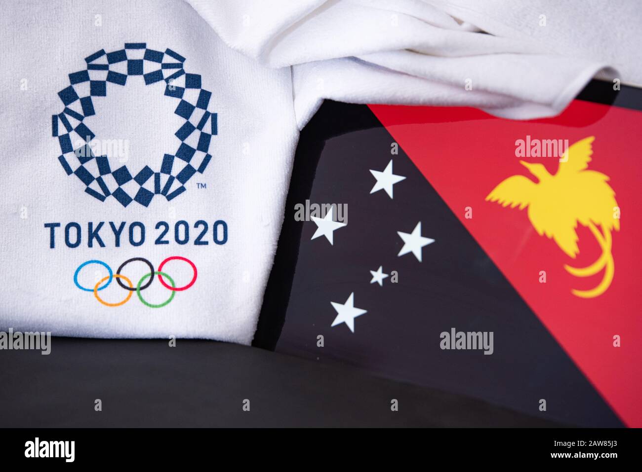 TOKIO, JAPAN, FEBRUAR. 8. 2020: Papua-Neuguinea beim olympischen Sommerspiel in Tokio 2020, Nationalflaggen, schwarzer Hintergrund Stockfoto