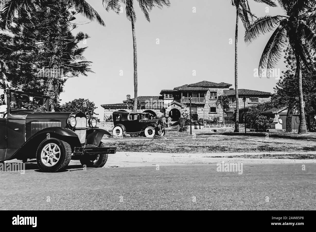 Varadero, Kuba. 29. November 2019: Amerikanischer Retro-Oldtimer auf der Straße auf dem Hintergrund der alten Burg geparkt. Schwarz-Weiß-Foto Stockfoto