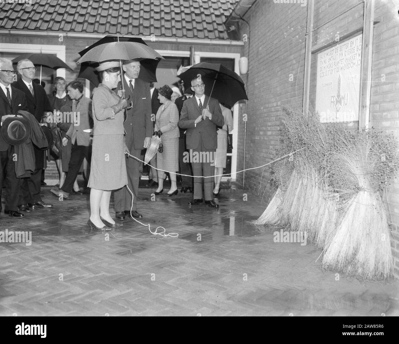 Prinzessin Margriet zu Metslawier (Friesland), Prinzessin Margriet während der Tour Datum: 22. Juni 1965 Ort: Metslawier Schlüsselwörter: Eröffnungen, Prinzessinnen, Touren Personenname: Marguerite, Prinzessin: Bilsen, Joop van/Anefo Urheberrechtsinhaber: National Archives Materialtyp: Negativ (schwarz/weiß) Archivnummer: Siehe Zugang 2.24.01.04 Stockfoto