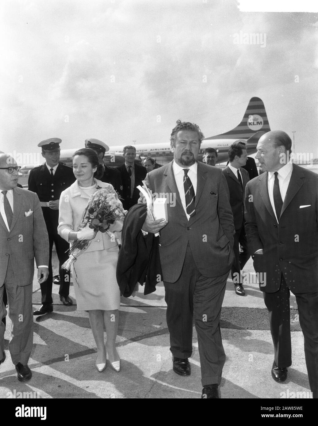 Ankunft der Schauspieler Charlie Chaplin und Peter Ustinov und ihrer Ehefrauen auf Schiphol Peter Ustinov und Frau Datum: 23. Juni 1965 Ort: Nordholland, Schiphol Schlüsselwörter: Ankünfte, Schauspieler Personenname: Ustinov, Peter Stockfoto