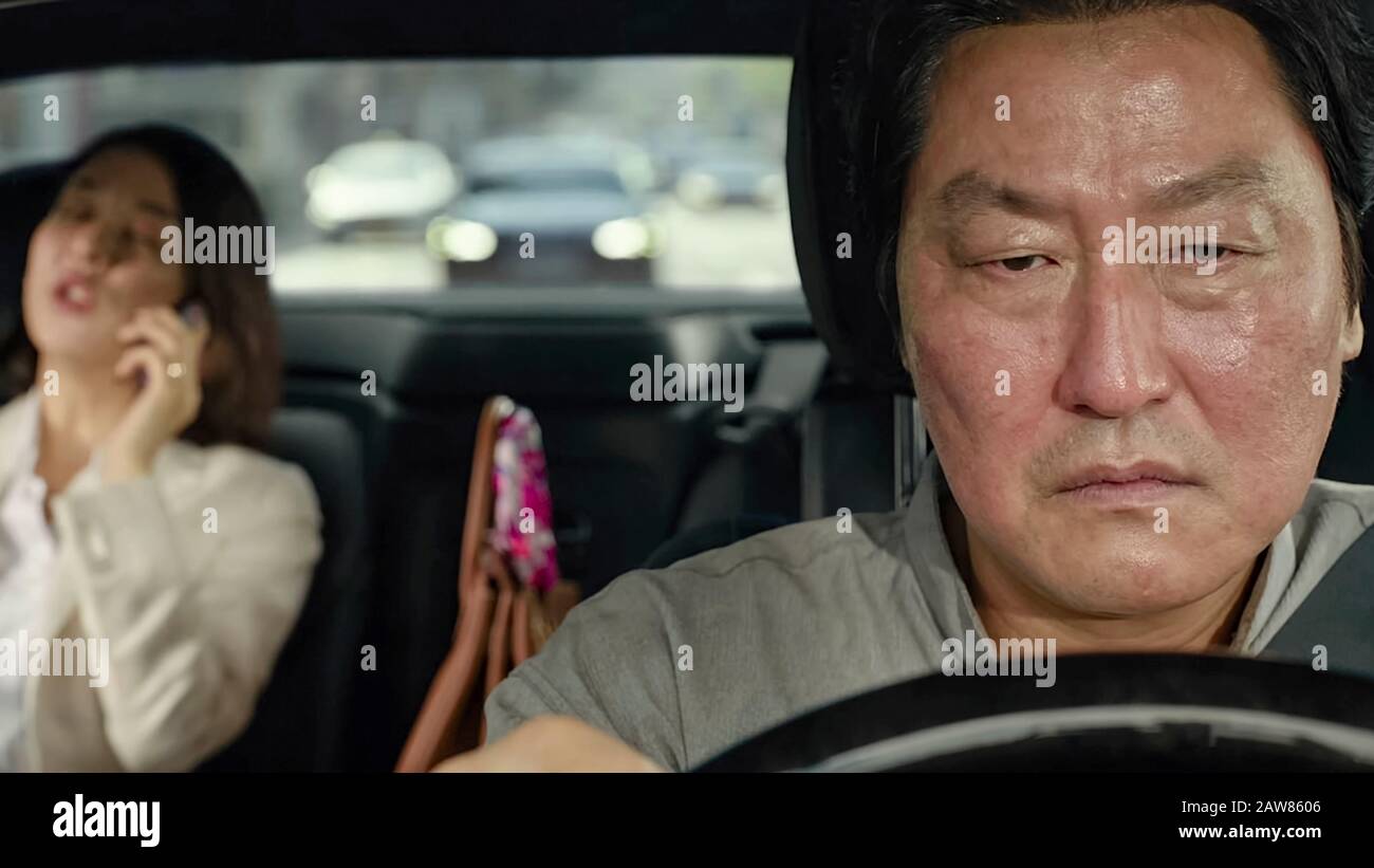 Parasite [Gisaengchung ] (2019) unter der Regie von Bong Joon Ho mit Kang-ho Song als Kim Ki-taek und Yeo-jeong Jo als Park Yeon-kyo. Eine arme Familie, die sich mit einer reichen Familie unbegierig macht, führt zu unerwarteten Ergebnissen in diesem klugen südkoreanischen Thriller. Stockfoto