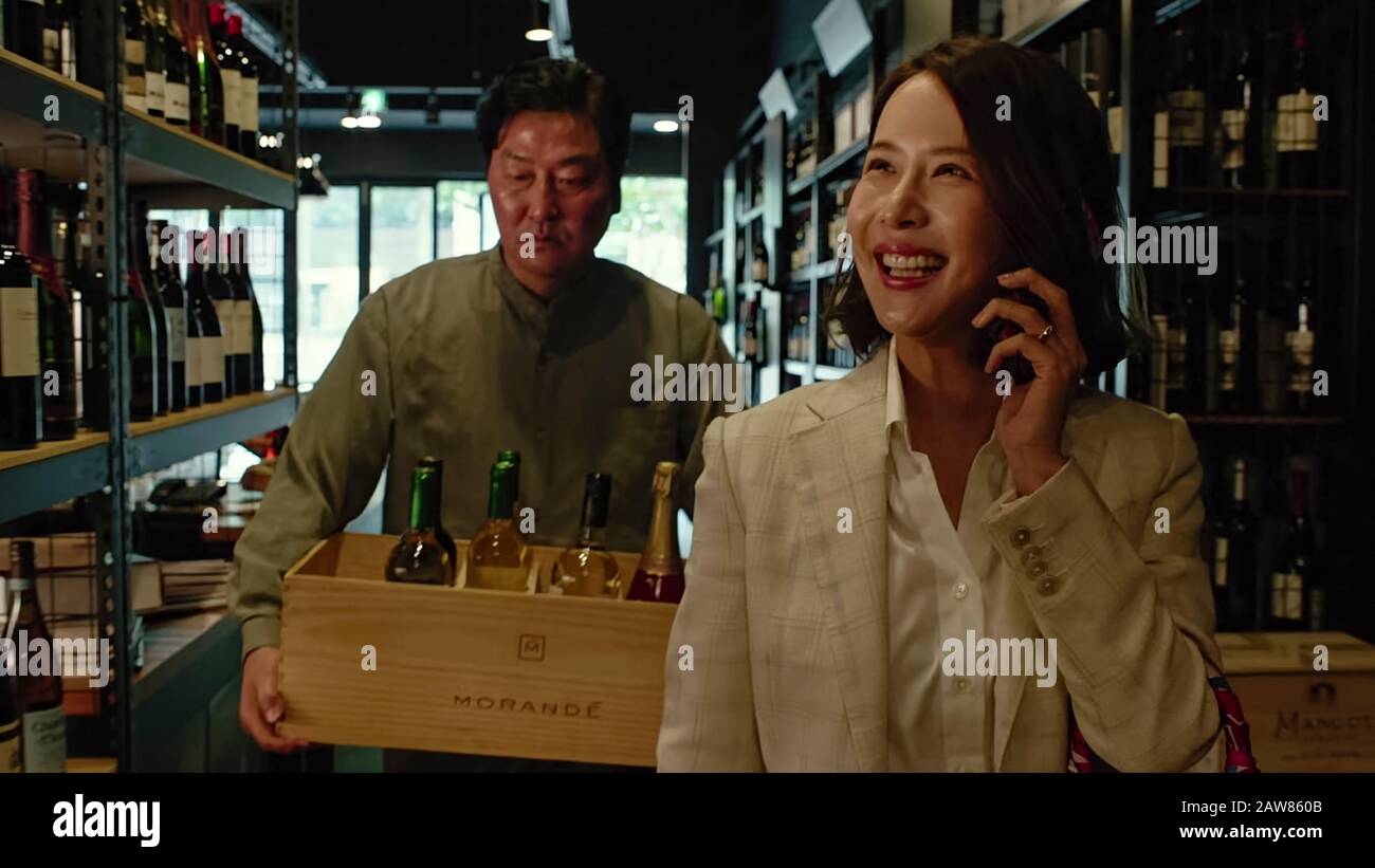 Parasite [Gisaengchung ] (2019) unter der Regie von Bong Joon Ho mit Kang-ho Song als Kim Ki-taek und Yeo-jeong Jo als Park Yeon-kyo. Eine arme Familie, die sich mit einer reichen Familie unbegierig macht, führt zu unerwarteten Ergebnissen in diesem klugen südkoreanischen Thriller. Stockfoto