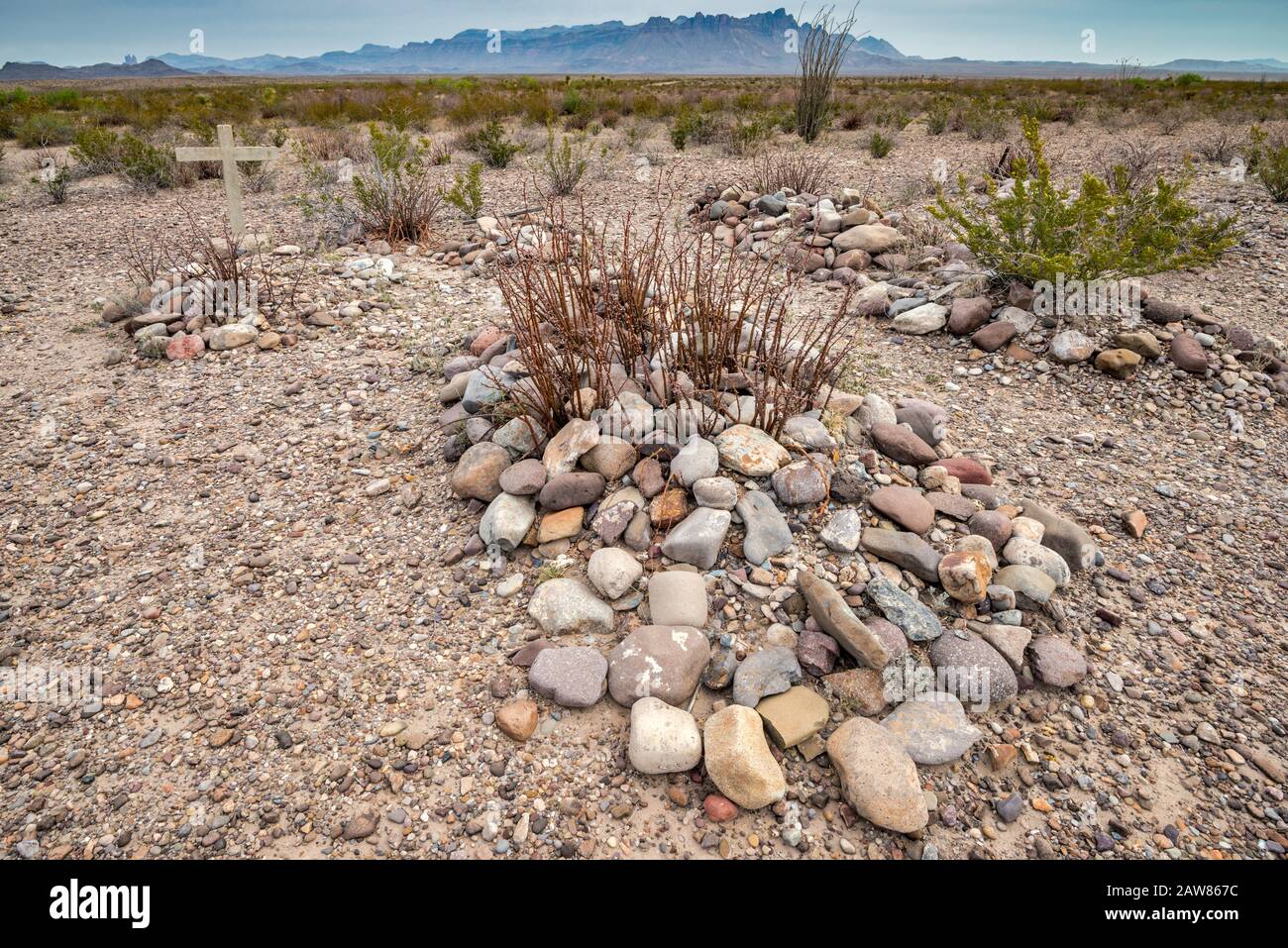 Friedhof in der Nähe der Johnson Ranch bleibt, Chisos Berge in der Ferne, River Road, Chihuahuan Wüste, Big Bend National Park, Texas, USA Stockfoto