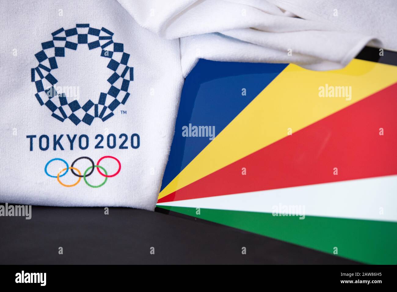 TOKIO, JAPAN, FEBRUAR. 8. 2020: Seychellen beim olympischen Sommerspiel in Tokio 2020, Nationalflaggen, schwarzer Hintergrund Stockfoto