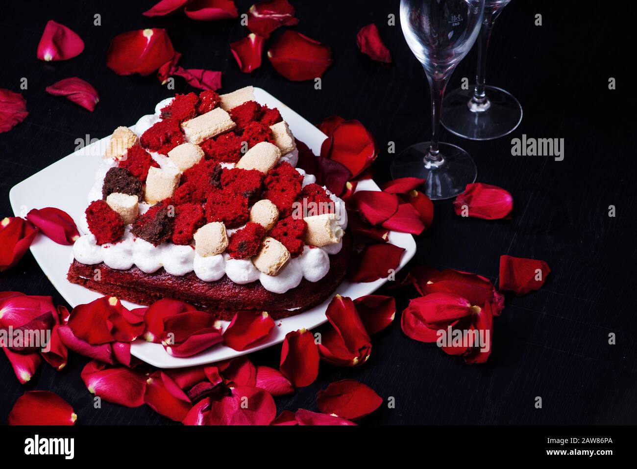 Herzförmige, mehrschichtige Kuchen mit Champagnergläser Stockfoto