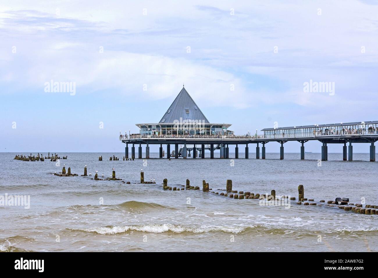 Heringsdorf, Usedom, Deutschland - 27. Juni 2012: Berühmter Pier mit Restaurantgebäude am Ende EIN touristischer Hotspot am Strand/ostsee. Stockfoto