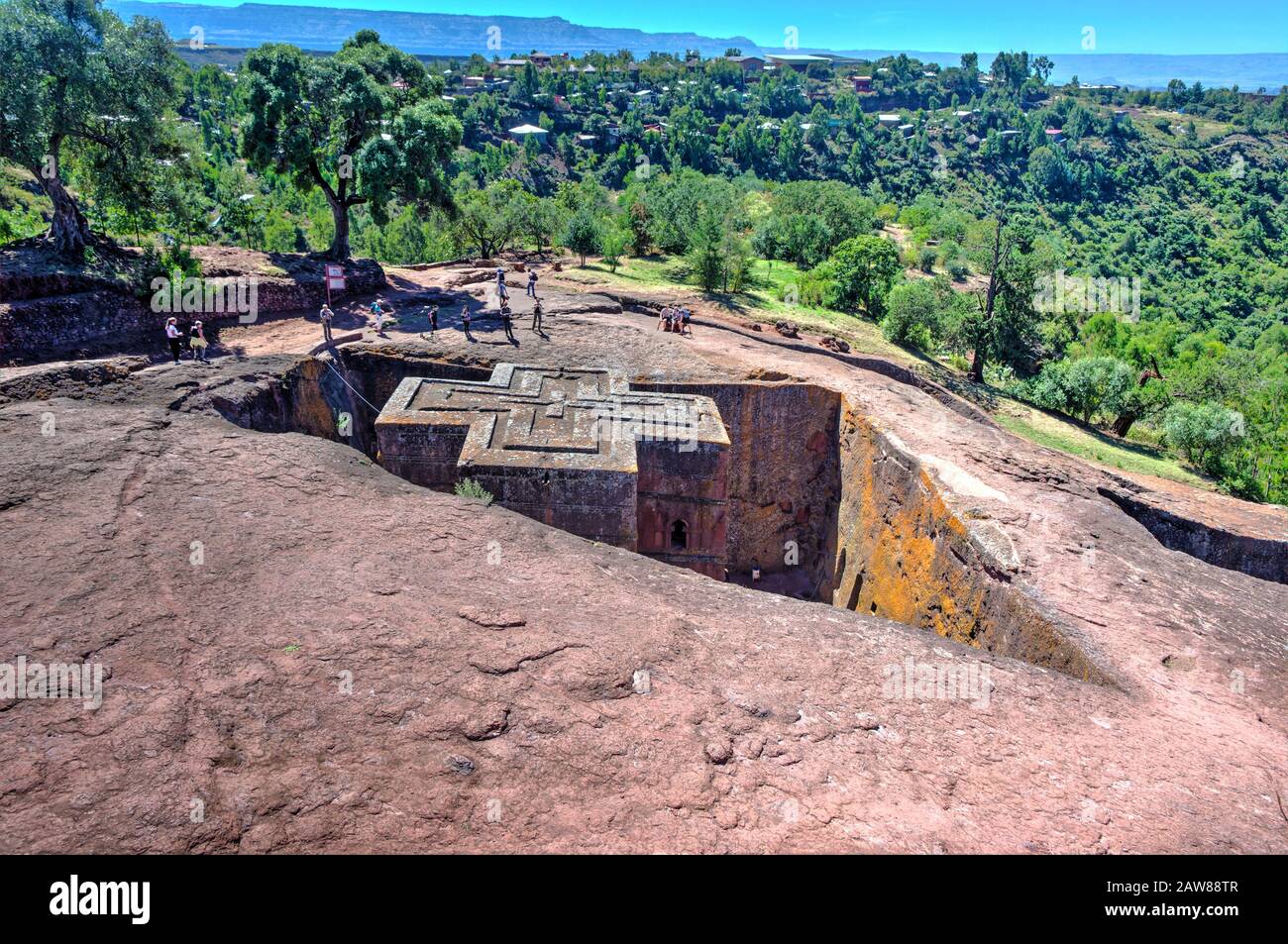 Lalibela, Äthiopien - Nov 2018: Bete Giyorgis oder St. George Kirche, monolithische Kirche in Lalibela, Äthiopien, in Stein gemeißelt Stockfoto Lalibela, Äthiopien - Nov 2018: Bete Giyorgis oder St. George Kirche, monolithische Kirche in Lalibela, Äthiopien, in Stein gemeißelt Stockfoto