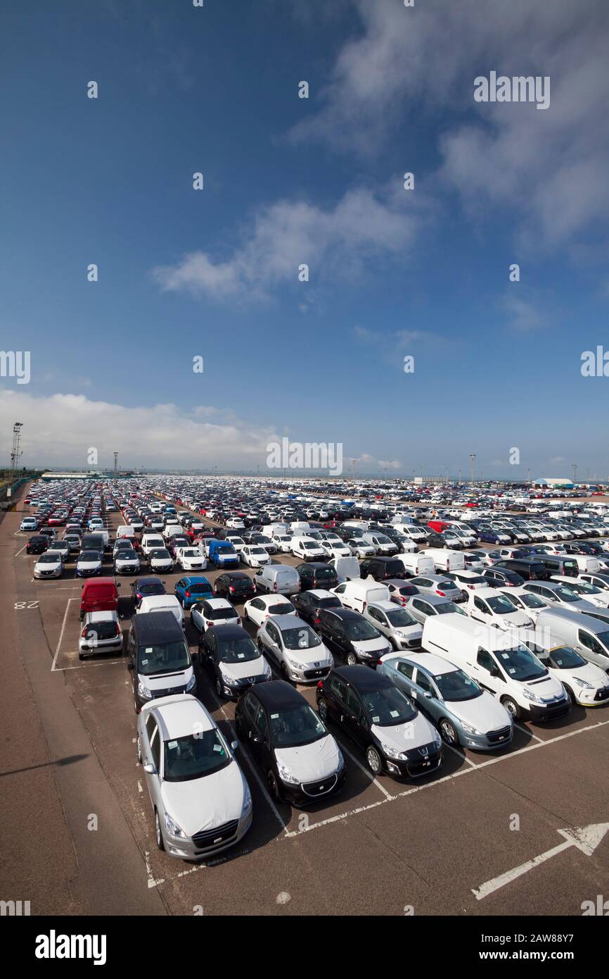 Neue Autos importiert und exportiert aus dem Hafen Stockfoto