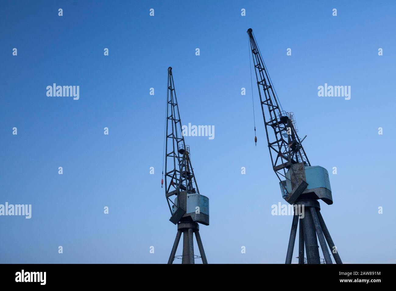 Dockseitenkräne Stockfoto