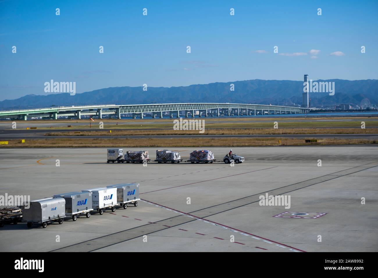 Osaka, Japan - 14. Dezember 2019: Sky Gate Bridge R verbindet den internationalen Flughafen Kansai Stockfoto