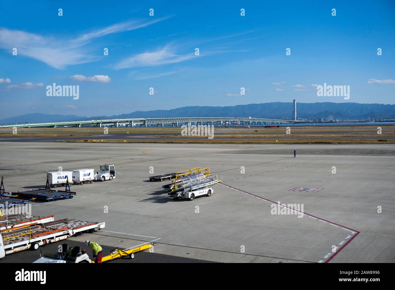 Osaka, Japan - 14. Dezember 2019: Sky Gate Bridge R verbindet den internationalen Flughafen Kansai Stockfoto