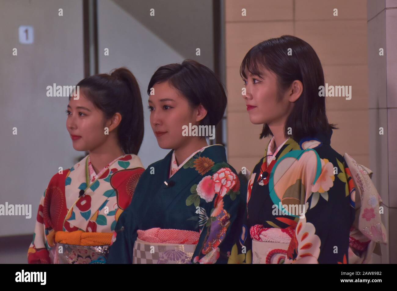 Drei japanerinnen in typischer Kleidung lächeln mit der Kamera Stockfoto