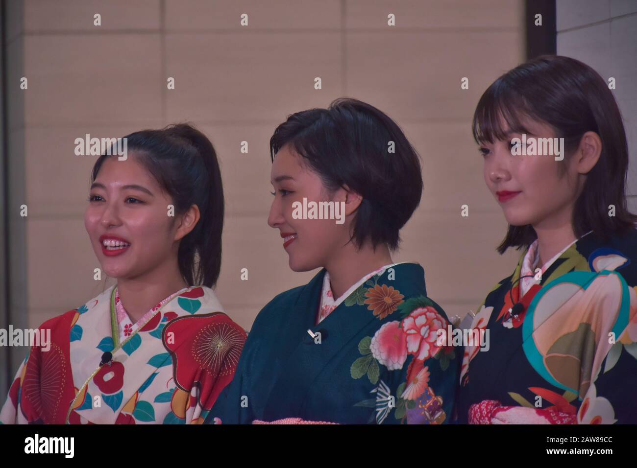Drei japanerinnen in typischer Kleidung lächeln mit der Kamera Stockfoto