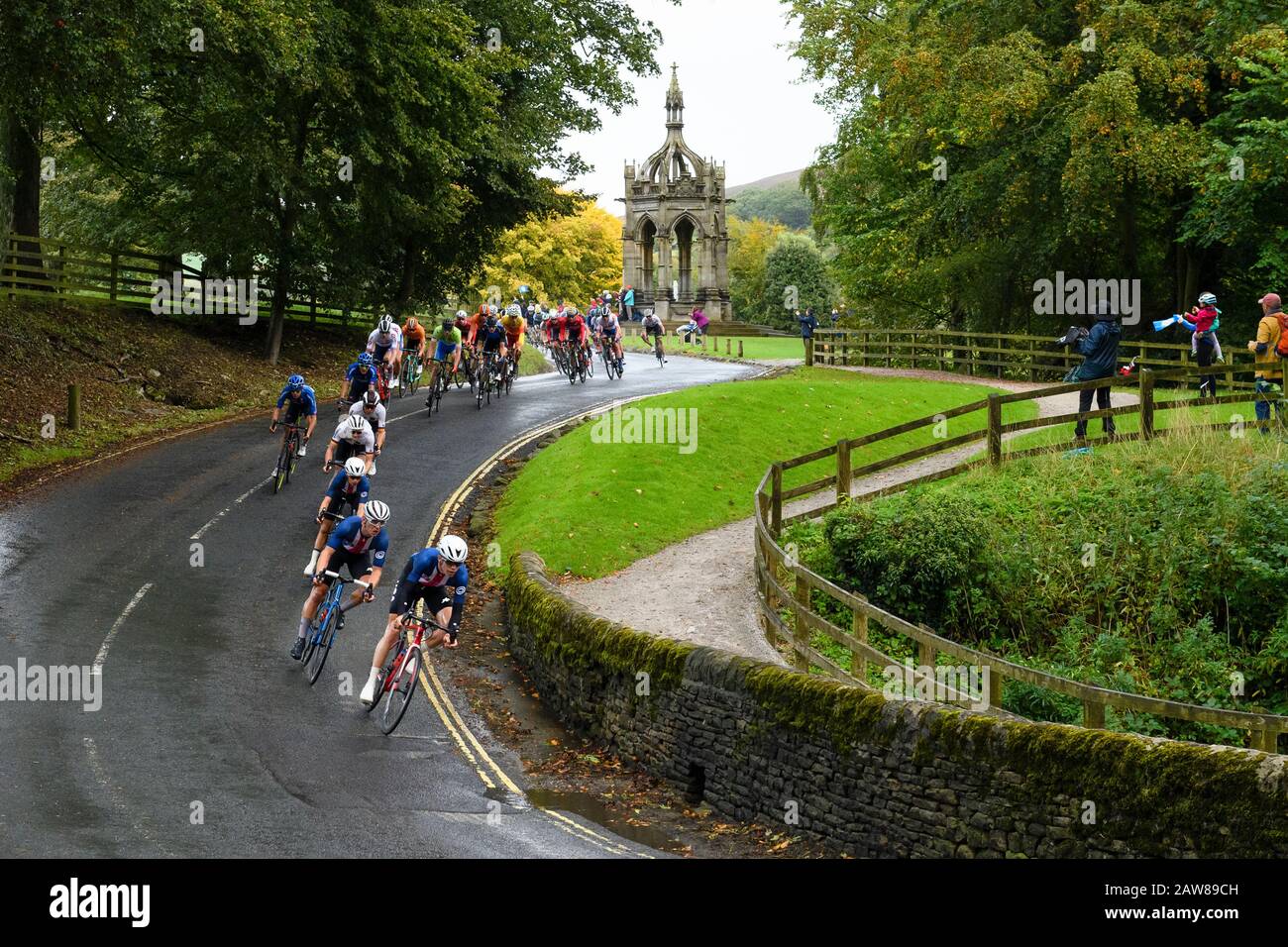 Pack (Peloton) von jungen Rennfahrern für Männer, Radfahrer auf der Landspur, Rennen im Radrennen - die Weltmeisterschaften der Rennfahrer der Kategorie "Radsport", Bolton Abbey, Großbritannien. Stockfoto