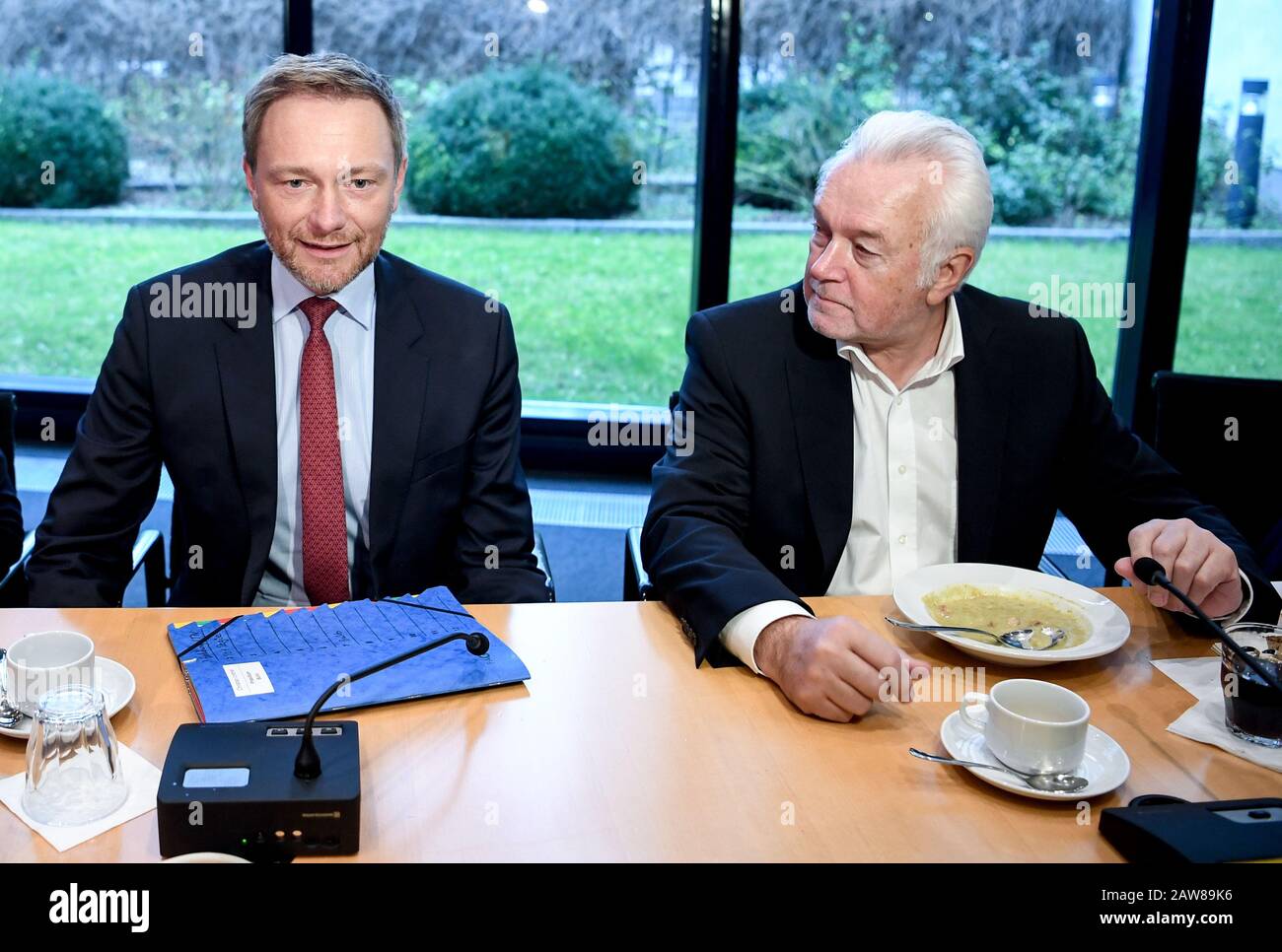 Berlin, Deutschland. Februar 2020. Christian Lindner (l), Parteivorsitzender der FDP und Bundestagsvizepräsident, und Wolfgang Kubicki, stellvertretender FDP-Vorsitzender, kommen zur Sitzung des Bundesvorstandes. Credit: Britta Pedersen / dpa-Zentralbild / dpa / Alamy Live News Stockfoto