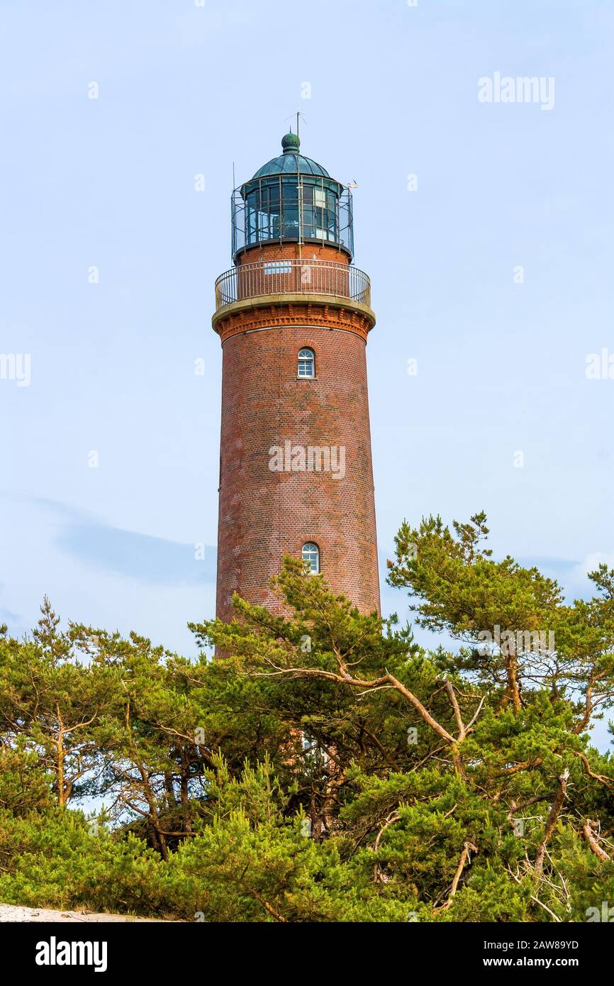 Leuchtturm am Darßer Ort mit Natureum in der Nähe von Prerow, Fischland-Darß-Zingst Stockfoto