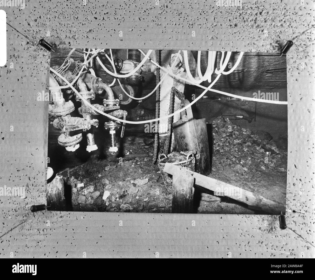 Metro Construction Amsterdam, Sinking Caisson Waterloo durch alte Stadtmauer behindert, Steine und dergleichen unter Caisson sind Korb gehisst Datum: 5. Januar 1972 Standort: Amsterdam, Nordholland Schlüsselwörter: U-Bahn-Bau Stockfoto