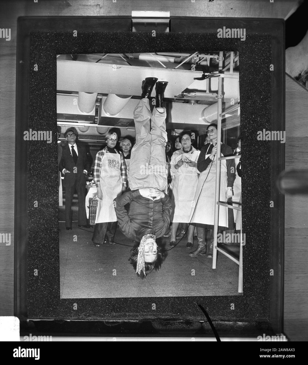 Mann mit Füße Decke Datum: 8. Dezember 1977 Ort: Niederlande Schlagwörter: Klebstoffe, Männer, Decken, Füße Stockfoto