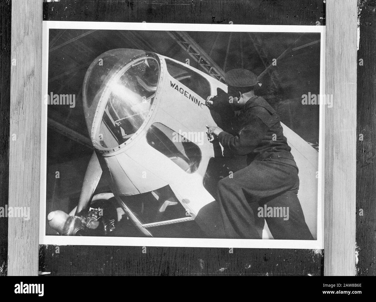 Niederländischer Segler aus Suriname malt den Namen Wageningen (beide niederländische Stadt als Ort in Suriname) auf einem Hudson-Flugzeug (Hudson Mk III Serial V9122 Code NR. N Wageningen, 320 (Dutch) Squadron RAF Coastal Command) Datum: 1941 Ort: Großbritannien, Schottland, Suriname Keywords: Marine, Malerei, Weltkrieg, Personenname des Flugzeuges: Hudson, Wageningen Stockfoto