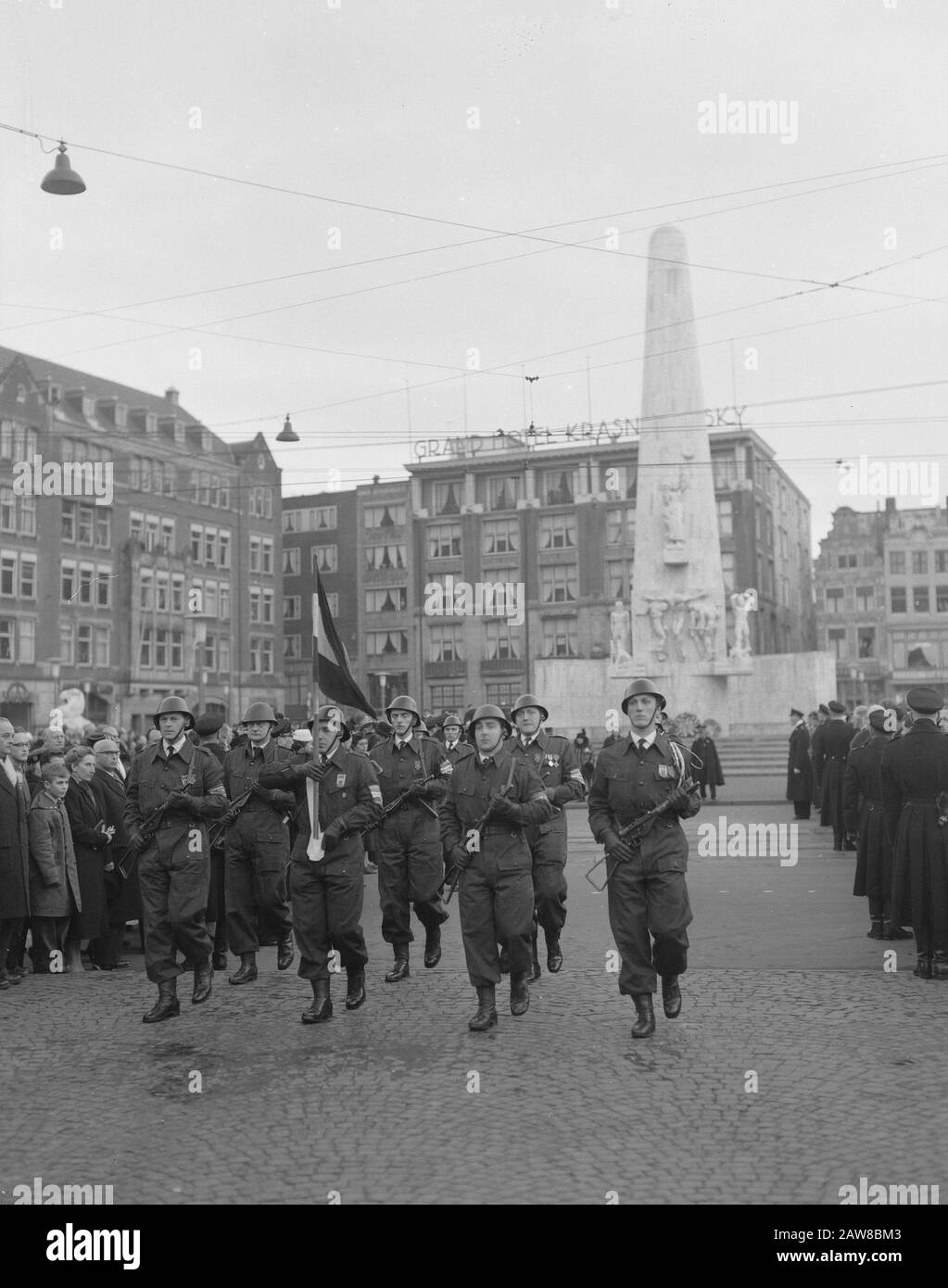 Übergabe der ungarischen Flagge an den Königlichen Palast in Amsterdam Datum: 22. Dezember 1956 Ort: Amsterdam, Noord-Holland Schlüsselwörter: Königshaus, Denkmäler, Feierlichkeiten, Flaggen Stockfoto