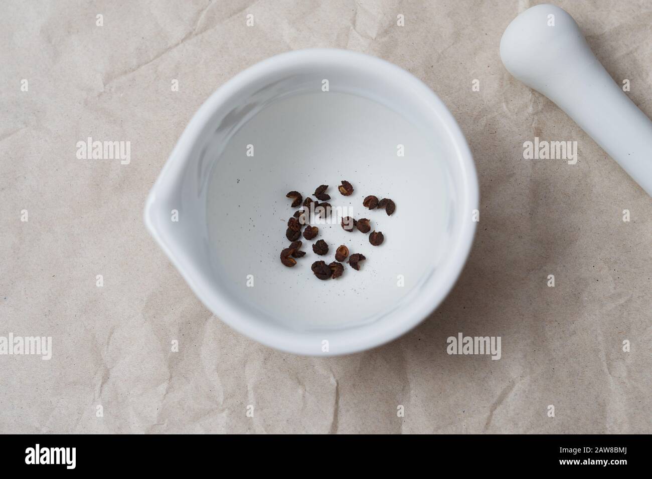 Makrofotografie von Timut Pepper (Zanthoxylum armatum), aus derselben Familie wie Sichuan Pepper. Dieses Gewürz bietet einen sehr aromatischen Geschmack in der Nähe Stockfoto