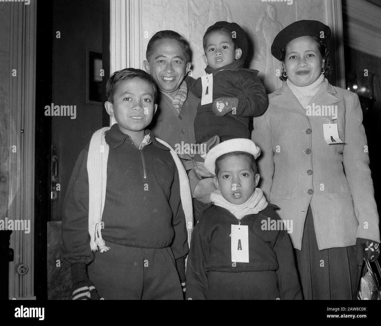 Politischer Gefangener Indonesien Niederlande L.A. Benenati Anmerkung: Benenati war drei Jahre in Bandung im Zusammenhang mit dem Fall Schmidt inhaftiert. Zusammen mit einem anderen Häftling, P. Pöttger, wurde er im Dezember 1956 entlassen und zusammen mit seiner Familie (Frau und - laut den nieuwsberichten Söhnen von 4, 10 und 12 Jahren) wegen Johan van Barneveld in den Niederlanden angeklagt. Das angegebene Alter der Kinder scheint nicht richtig. Emiel Benenati (nach genetischen Quellen, die am 19. Oktober 1951 in Bandung geboren wurden (verstorben am 1. Januar 1989), war zum Zeitpunkt des Fotos also 5 Jahre alt Stockfoto