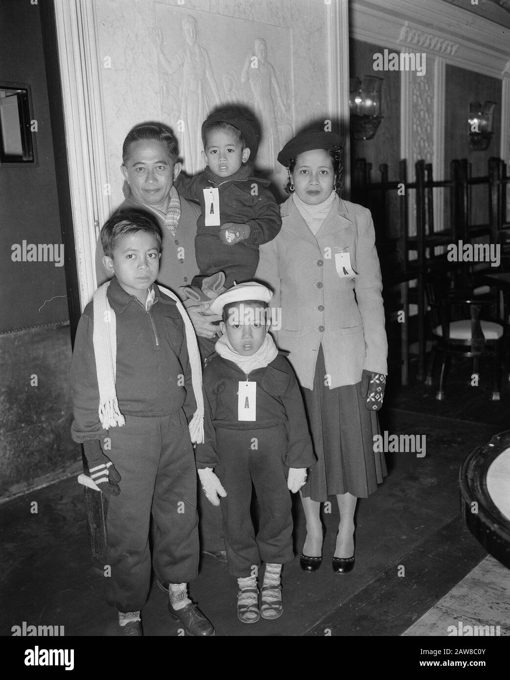 Politischer Gefangener Indonesien Niederlande L.A. Benenati Anmerkung: Benenati war drei Jahre in Bandung im Zusammenhang mit dem Fall Schmidt inhaftiert. Zusammen mit einem anderen Häftling, P. Pöttger, wurde er im Dezember 1956 entlassen und zusammen mit seiner Familie (Frau und - laut den nieuwsberichten Söhnen von 4, 10 und 12 Jahren) wegen Johan van Barneveld in den Niederlanden angeklagt. Das angegebene Alter der Kinder scheint nicht richtig. Emiel Benenati (nach genetischen Quellen, die am 19. Oktober 1951 in Bandung geboren wurden (verstorben am 1. Januar 1989), war zum Zeitpunkt des Fotos also 5 Jahre alt Stockfoto