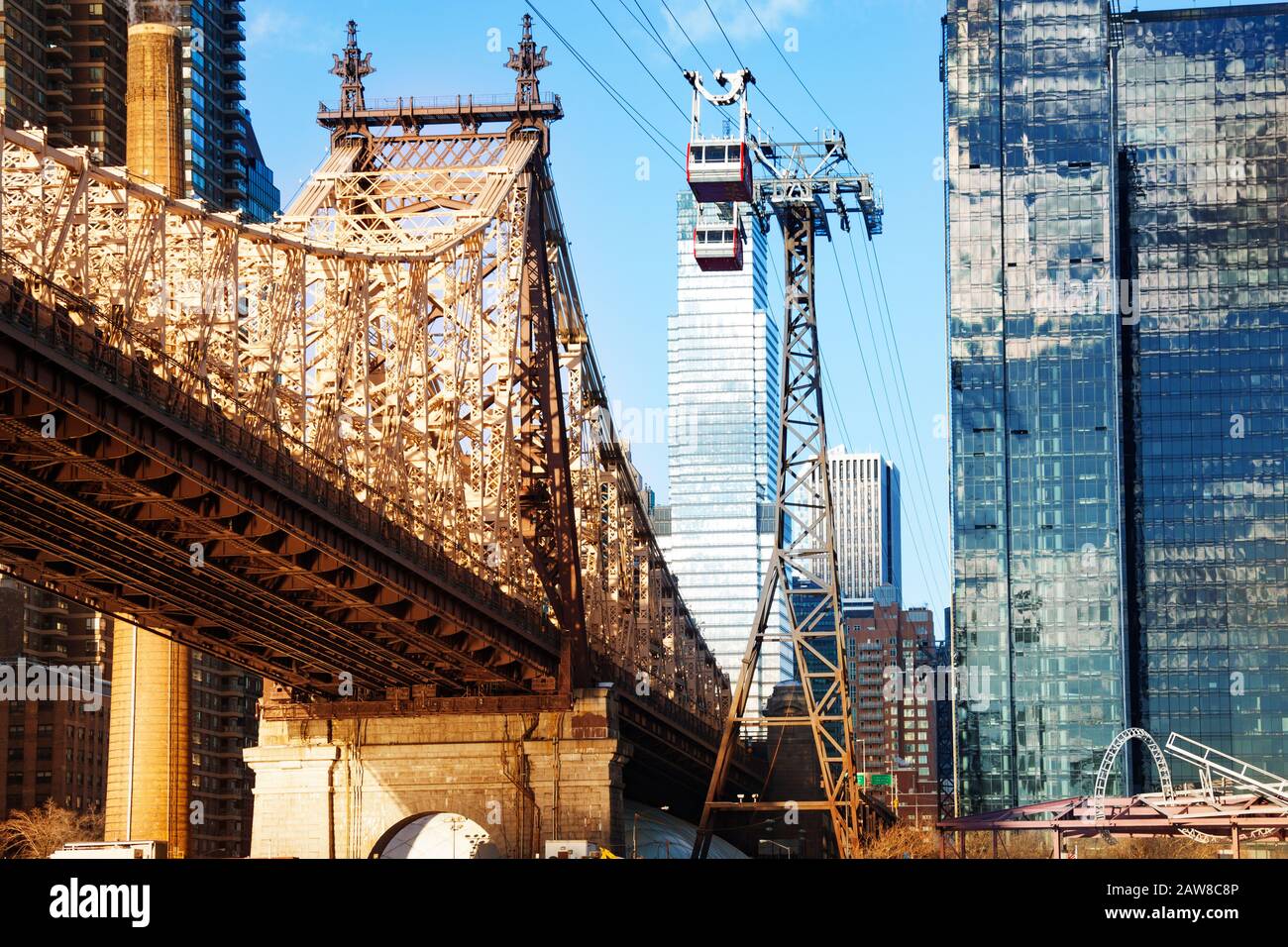 Roosevelt Island Tramway System und Ed Koch Queensboro Bridge über New Yorker Gebäude über East River, NY, USA Stockfoto