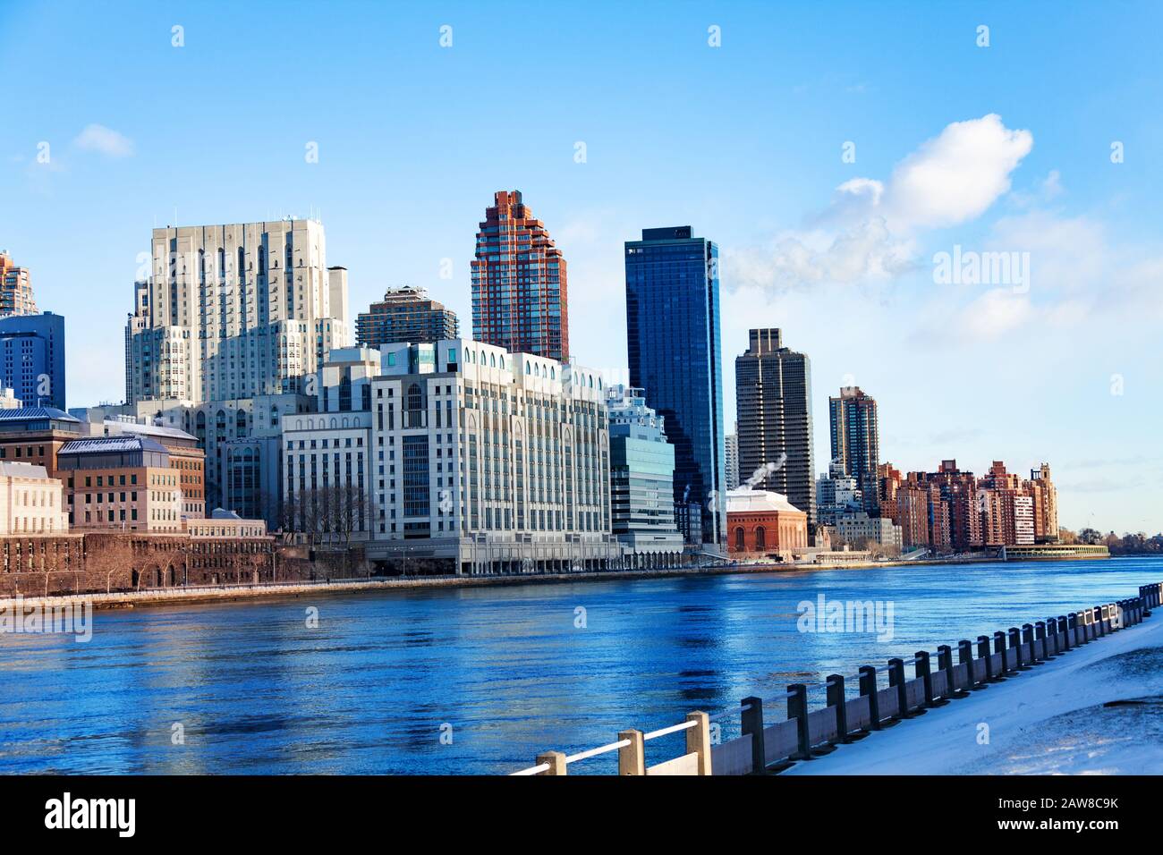 East River von Roosevelt Island in New York mit Manhattan im Hintergrund, NY, USA Stockfoto