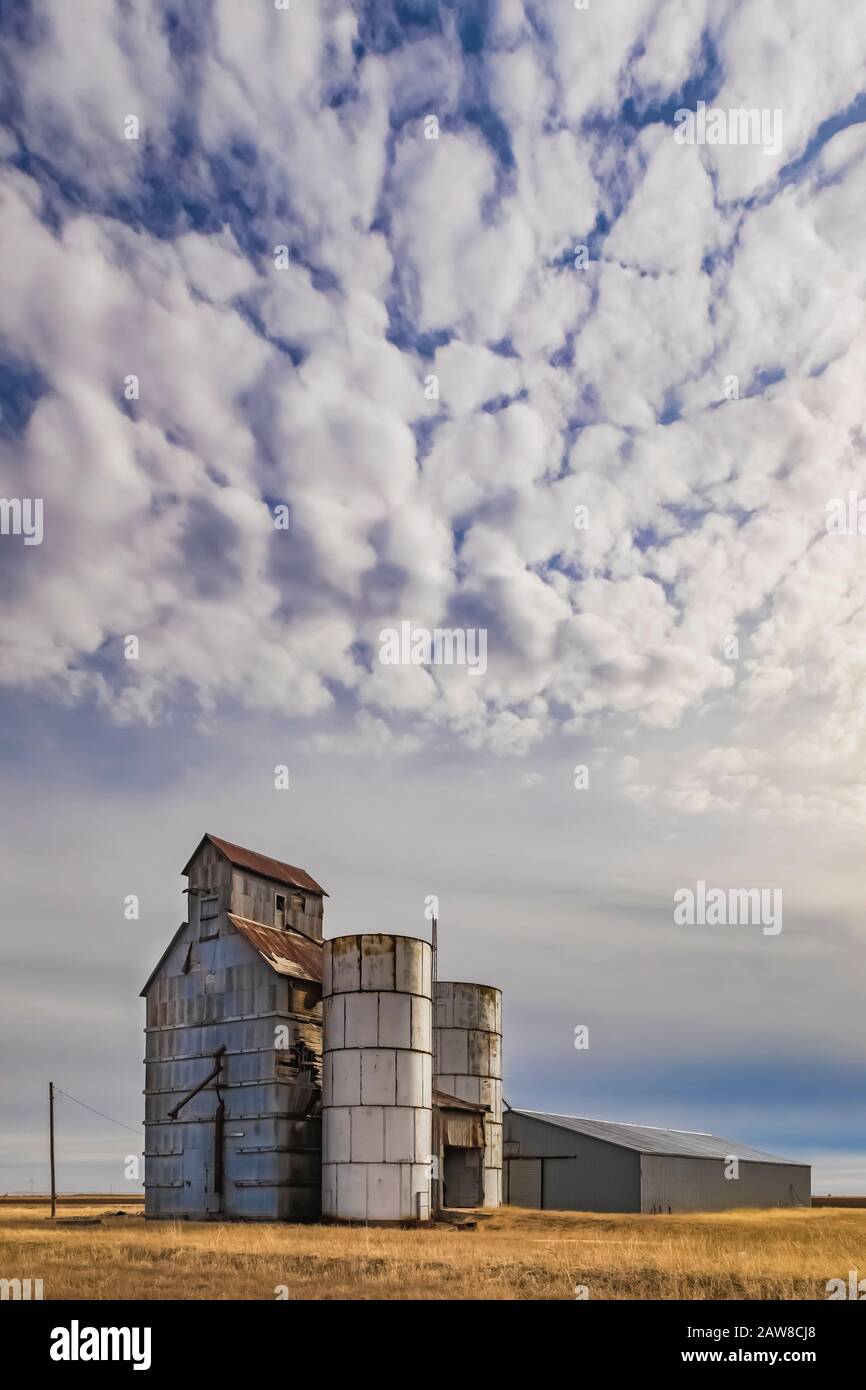 Klassischer alter Kornelevator unter einem weiten Himmel entlang der Interstate 40 und der Route 66 direkt östlich von Groom, Texas, USA [keine Freigabe für Immobilien; für Herausgeber verfügbar Stockfoto