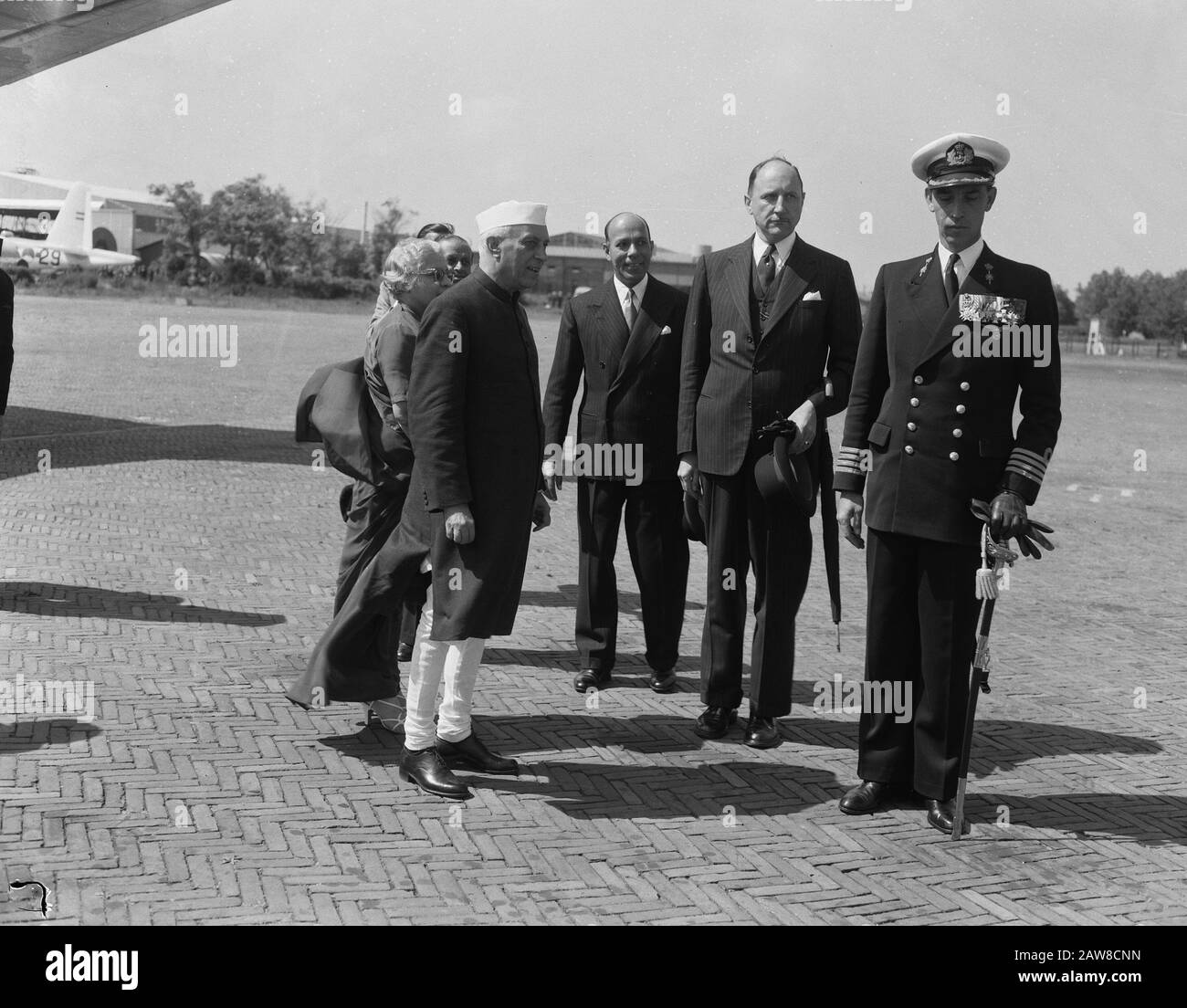 Premierminister Nehru von Indien in unserem Land. Ankunft in Valkenburg Datum: 8. Juli 1957 Ort: Indien, Valkenburg, South Holland Schlüsselwörter: Premiers Personenname: Nehru, Jawaharlal Stockfoto