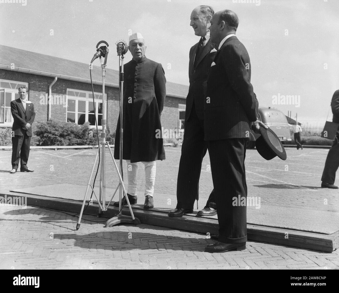 Premierminister Nehru von Indien in unserem Land. Ankunft in Valkenburg Datum: 8. Juli 1957 Ort: Indien, Valkenburg, South Holland Schlüsselwörter: Premiers Personenname: Nehru, Jawaharlal Stockfoto