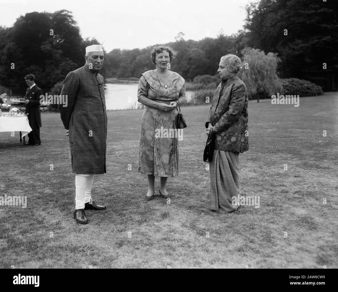 Premierminister Nehru von Indien in unserem Land. Am Schloss Soestdijk Datum: 9. Juli 1957 Ort: Indien Stichwörter: Premiers Personenname: Nehru, Jawaharlal Stockfoto