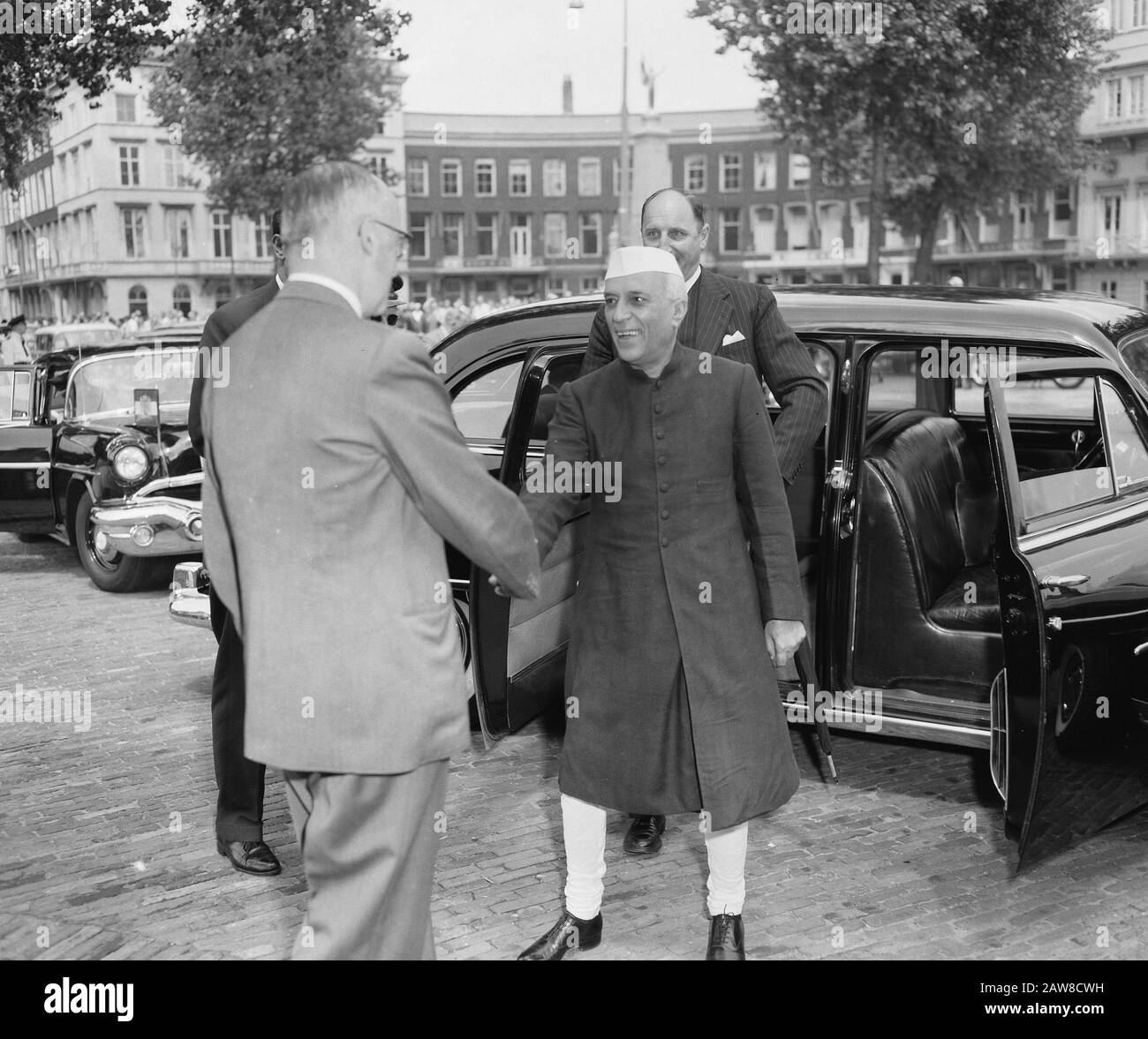 Premierminister Nehru von Indien in unserem Land. Nehru Rotterdam Datum: 8. Juli 1957 Ort: Indien, Rotterdam Stichwörter: Premiers Personenname: Nehru, Jawaharlal Stockfoto