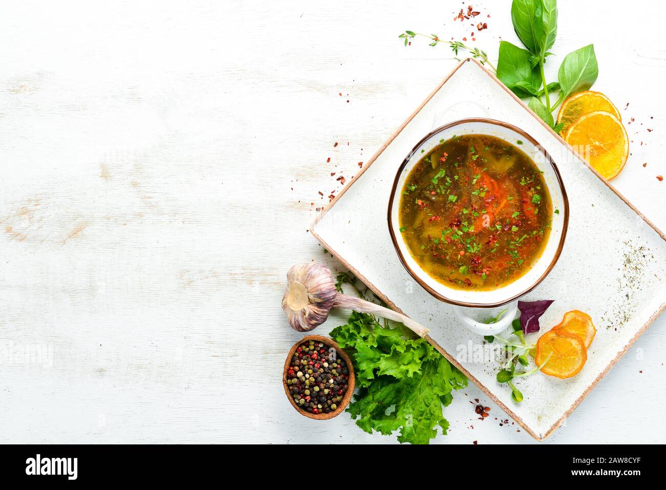 Gemüsesuppe. Harcho-Suppe. Draufsicht. Freier Speicherplatz für Ihren Text. Stockfoto