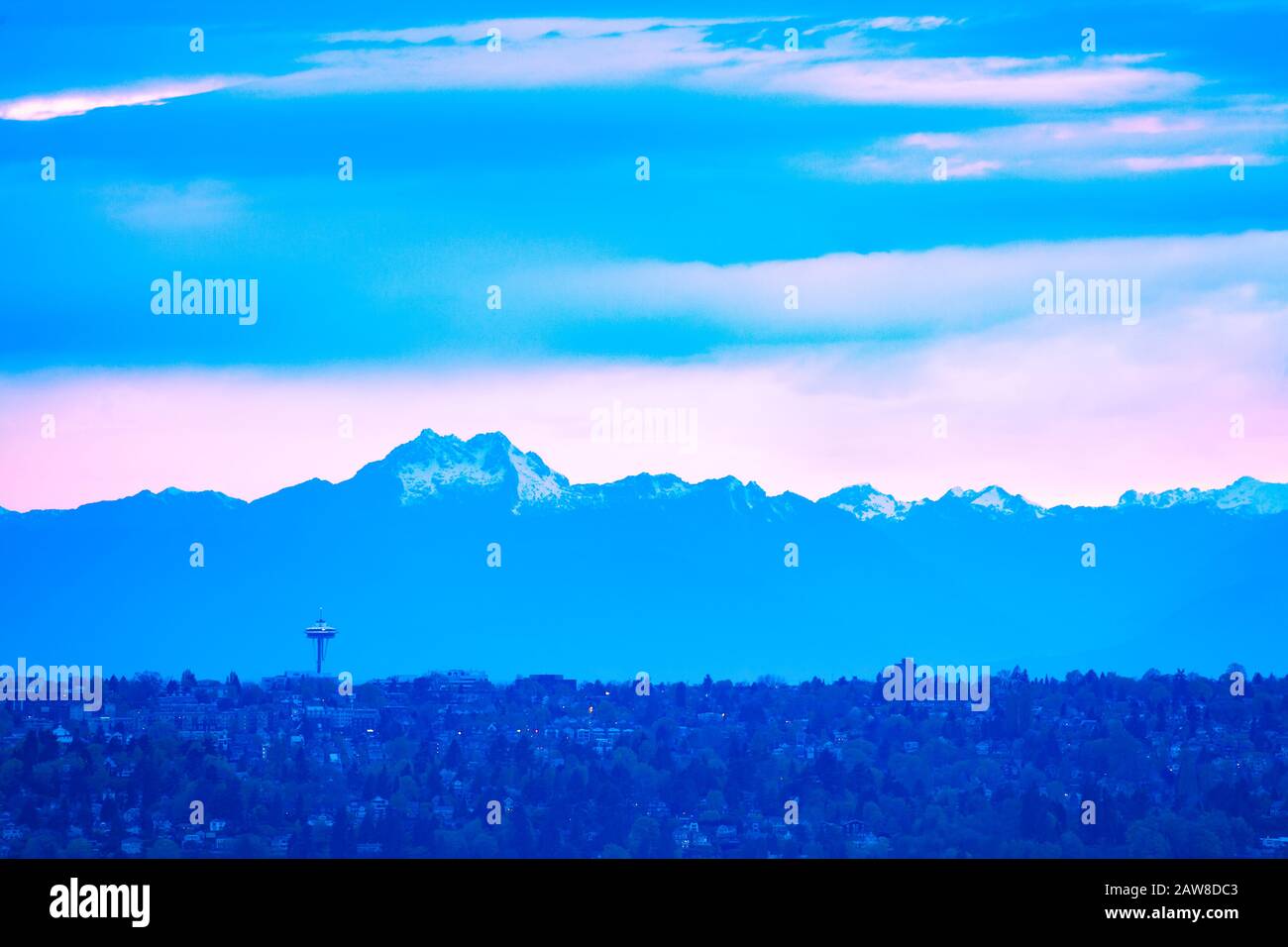 Blick auf die Stadt Seattle in der Abenddämmerung und den Gipfel des Olymp im Hintergrund mit Häusern aus Bellevue, Washington WA, USA Stockfoto