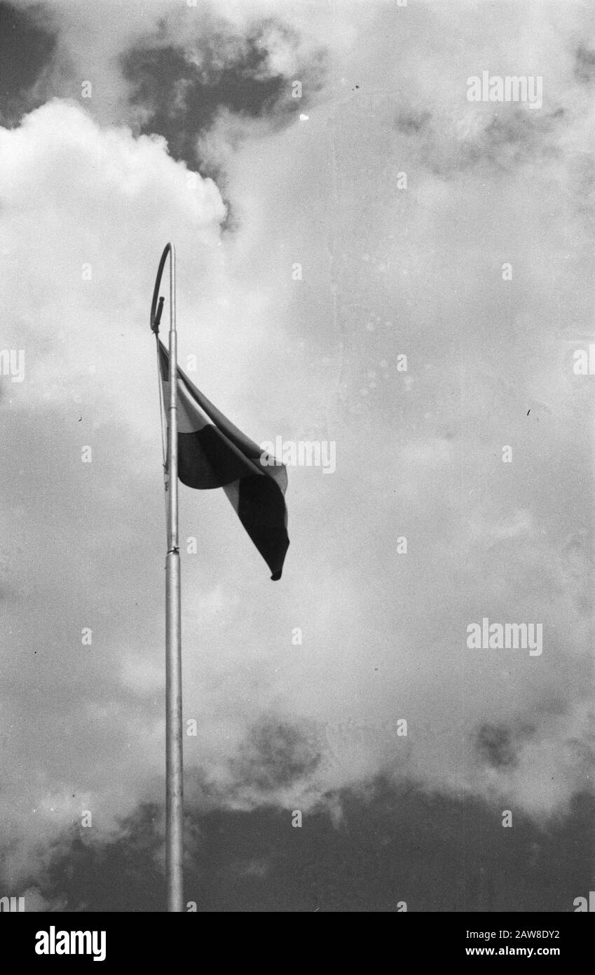 Gading und Plajen, Action auf Berggelände Niederländische Flagge schwenkt auf Fahnenmast Datum: 9. März 1949 Ort: Indonesien, Java, Niederländische Ostindien Stockfoto