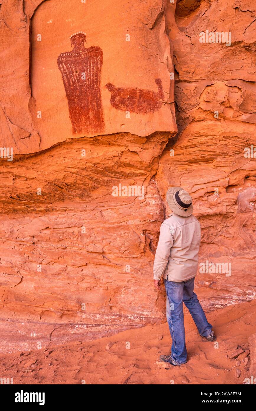 Piktogramm mit bekrönter Abbildung, Anthropomorph Im Barrier Canyon, Felsnische in der Nähe von Hog Springs Picnic Area, Bicentennial Highway, Colorado Plateau, Utah Stockfoto