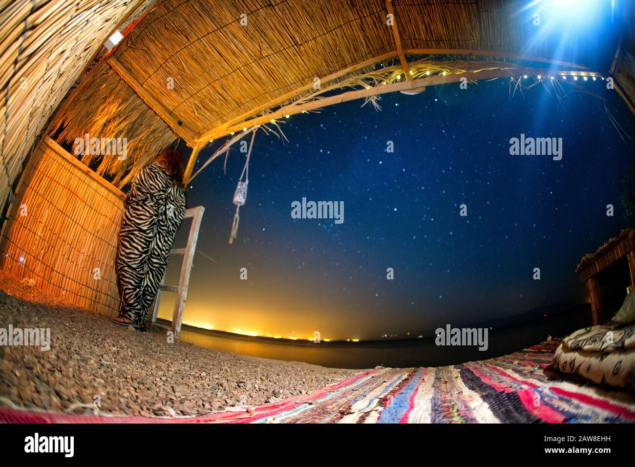 Terrasse des Bungalows im Beduinlager in der Nacht. Res Shitan. Nuweiba. Ägypten Stockfoto