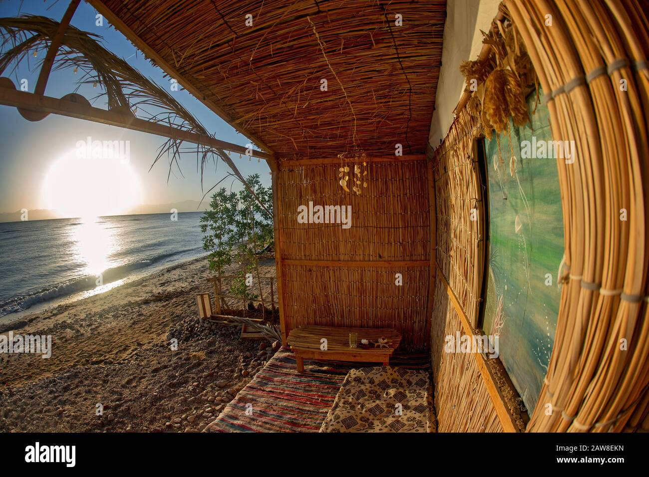 Blick von der Terrasse des Bungalows im Beduinenlager. Res Shitan. Nuweiba. Ägypten Stockfoto