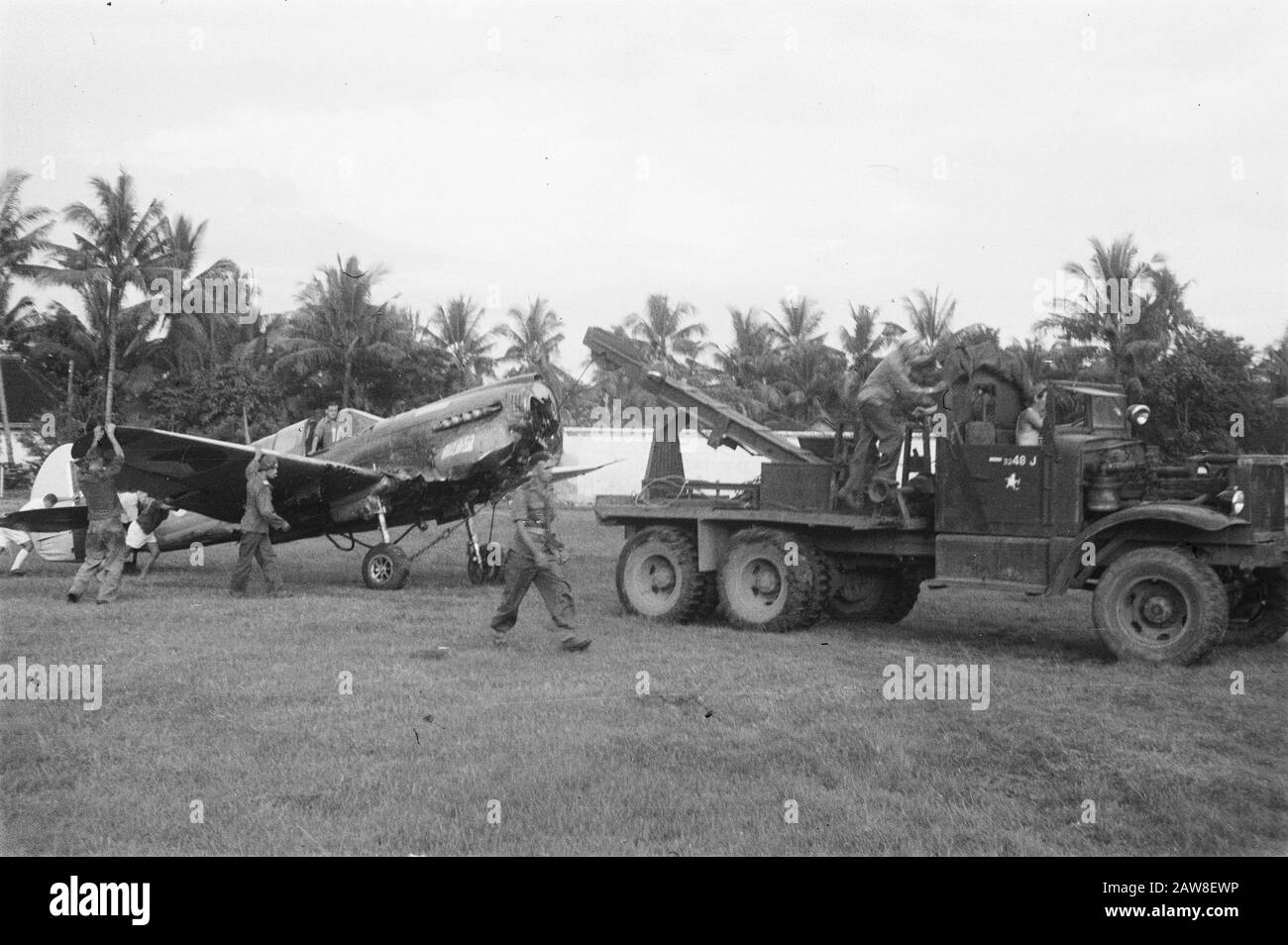 Notlandung eines Curtiss P40 in der Nähe von Solo Vor Kurzem musste ein Curtiss P40N Kittyhawk Kampfflugzeug der 120. Staffel eine Notlandung am Stadtrand von Solo machen. Da es keine Möglichkeit gab, die Einheit vor Ort zu befestigen und den Start auf dem mit Wasser bestückten Spielfeld zu unmöglich war, wurde das Flugzeug vom Militär an anderer Stelle geschleppt, um demontiert zu werden. Das Gerät wird aus dem Feld entfernt, und die Aufschlüsselung kann Startanmerkung ziehen: Der Berichtstitel ist falsch: Spitfire Datum: 13. April 1949 Standort: Bondowoso, Indonesien, Java, Niederländisch-Ostindien Stockfoto