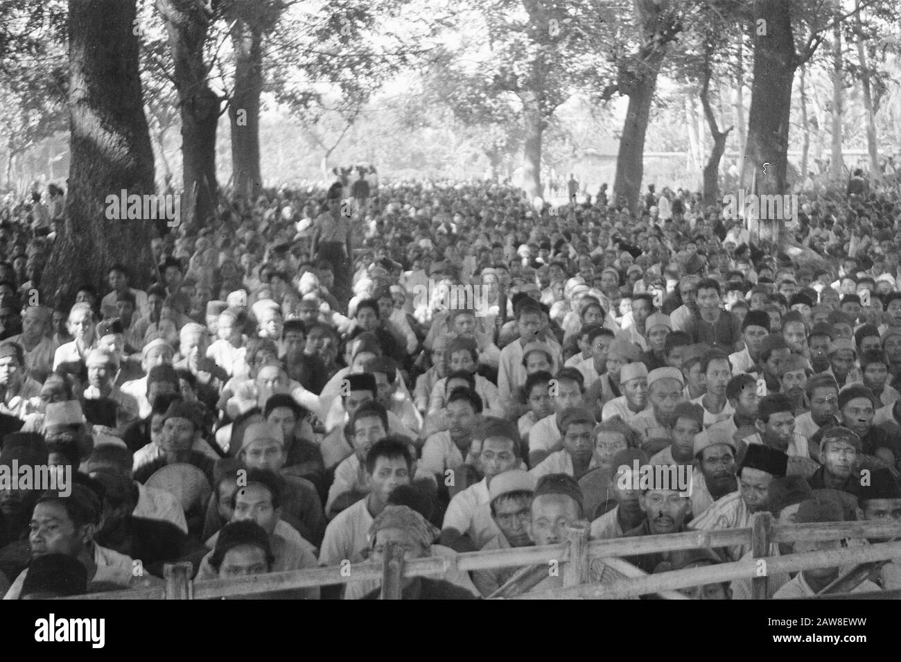 Besuchen Sie Bondowoso von ANETA-KORRESPONDENTEN [Publikum von Männern und Jungen, oft mit islamischer Adresse] Datum: 3. April 1949 Ort: Bondowoso, Indonesien, Java, Niederländisch-Ostindien Stockfoto