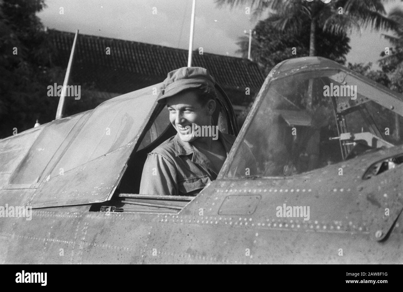Notlandung eines Curtiss P40 in der Nähe von Solo Vor Kurzem landete ein Curtiss P40 Kampfflugzeug am Stadtrand von Solo. Da es keine Möglichkeit gab, die Einheit vor Ort zu befestigen und den Start auf dem mit Wasser bestückten Spielfeld zu unmöglich war, wurde das Flugzeug vom Militär an anderer Stelle geschleppt, um demontiert zu werden. Auch viele Soldaten und Zivilisten nutzten die Gelegenheit zu einer Spitfire genauer hinzusehen. G. Proenings von 17 A.T. will nun aber eher den M.L. Datum: 13.April 1949 Ort: Bondowoso, Indonesien, Java, Niederländisch-Ostindien Stockfoto