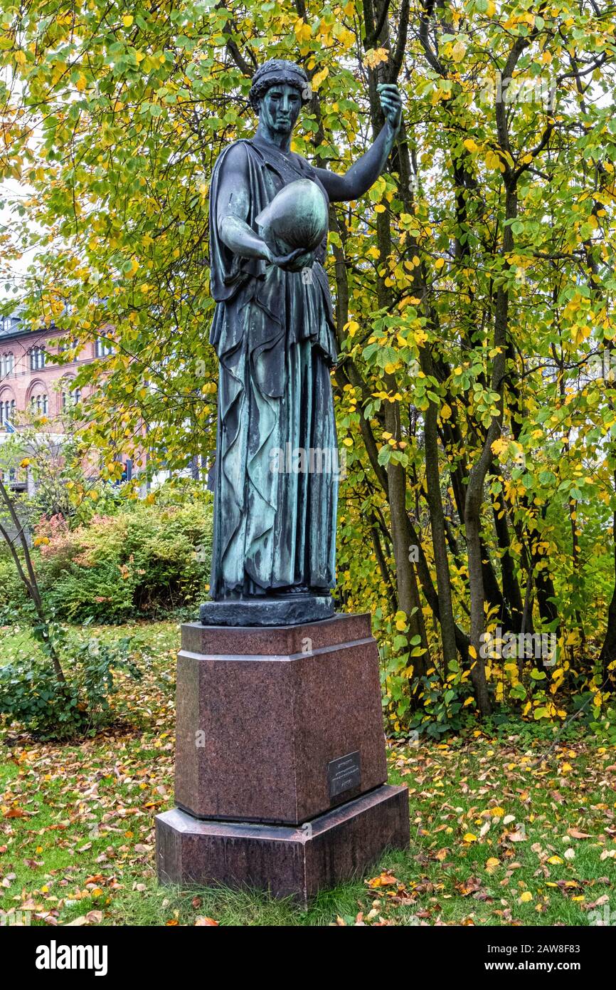 Bronze-Skulptur, Athena Lemnia in der Universität von Kopenhagen Botanischer Garten, Kopenhagen, Dänemark Stockfoto