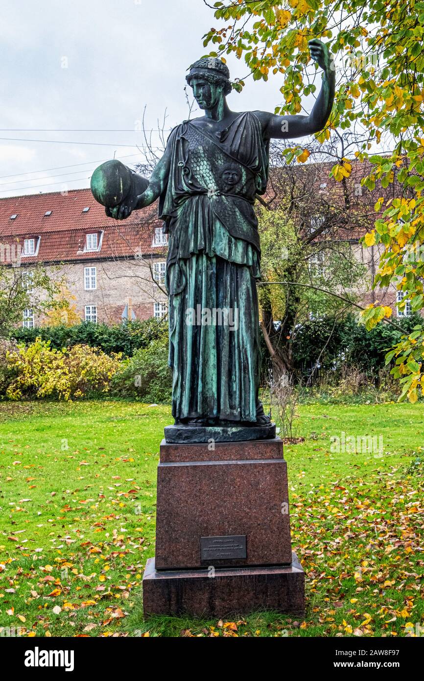 Bronze-Skulptur, Athena Lemnia in der Universität von Kopenhagen Botanischer Garten, Kopenhagen, Dänemark Stockfoto