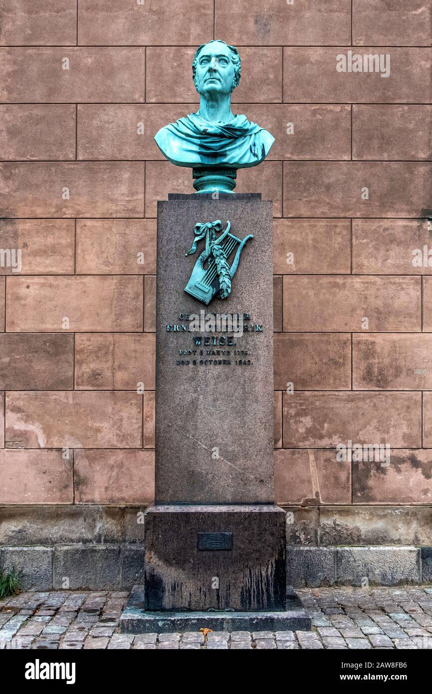 Bronzebüste von Christopher Ernst Frederik Weyse außerhalb der Universität Kopenhagen, Dänemark. Hauptgebäude an der Frue Plads. Historisches Altbau-Buil Stockfoto